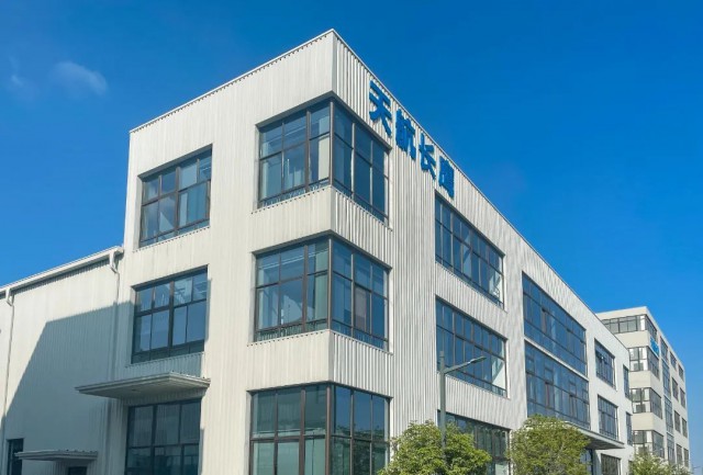 逐梦蓝天迎风起航,逐梦蓝天飞鹰起飞