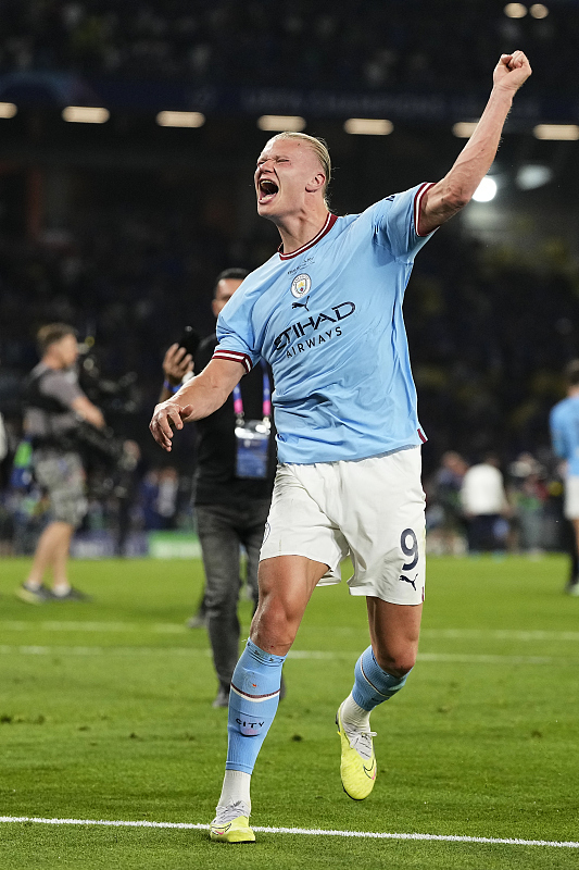 蓝月亮曼城剑指三冠王的视频,曼城蓝月亮三冠王