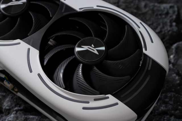 不惜堆料的旗舰“芯”王，索泰GeForceRTX4090PGFOC显卡评测