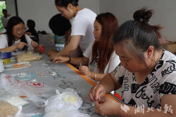 来凤：手工作坊助留守妇女顾家赚钱“两不误”