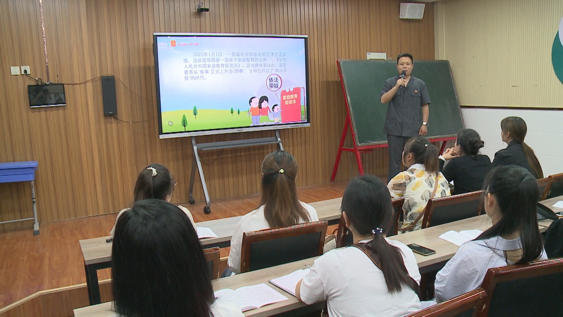 党员先锋做表率为民服务显作为,党员干部要做讲奉献有作为的表率