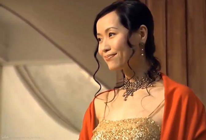 24岁夺得影后生孩子却被老公抛弃,24岁斩获影后但生活却不尽如人意