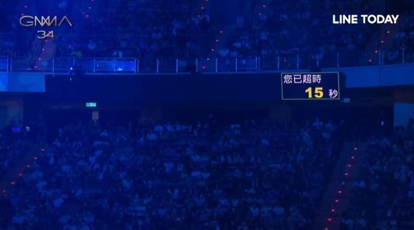 金曲奖／跑马灯示警「您已超时15秒」！他装傻：那是什么？我看不清楚
