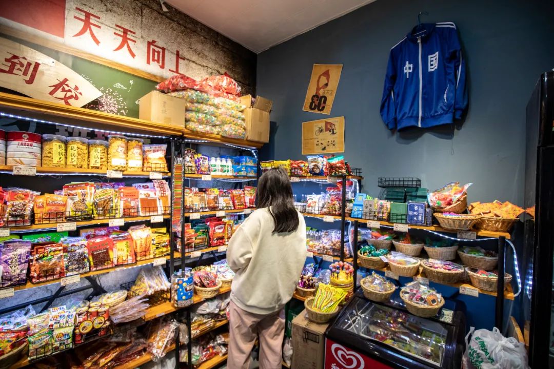 零食店铺最近为什么一下火起来了,为什么市面上出现大量零食店铺