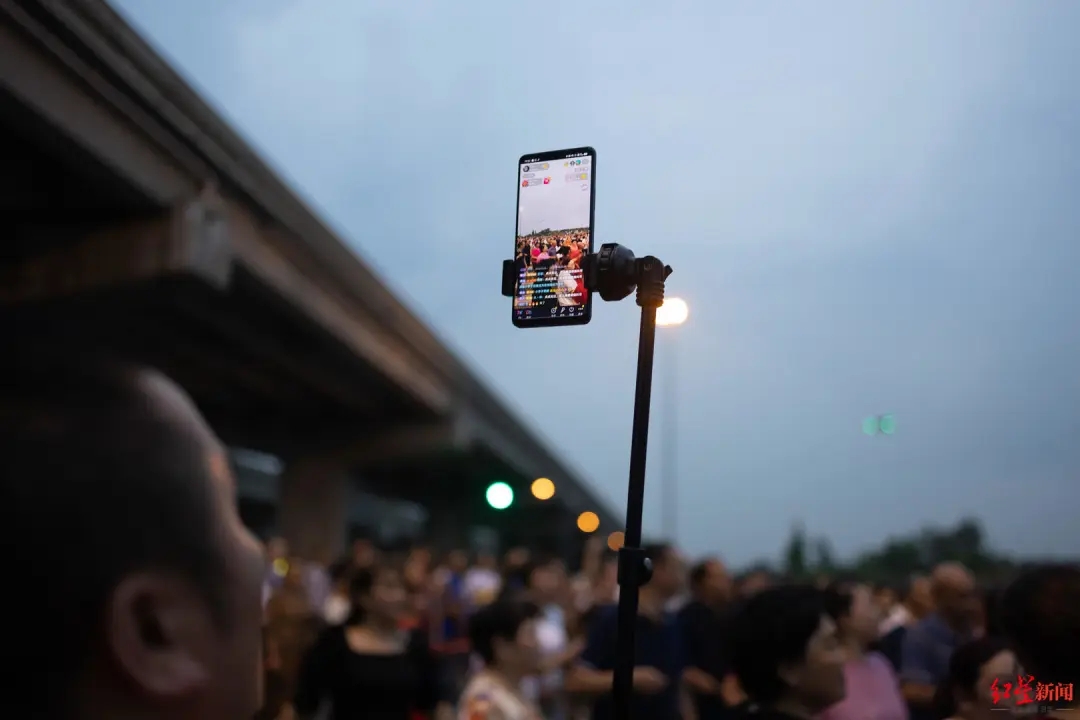 视评来了︱成都“野生蹦迪”火了越纯粹越好玩？