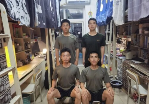 一个宿舍三个退役军人，剩下那位：“你感动吗？我不敢动！”