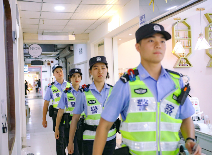 00后新警夜巡杭州网红“啦喜街”，人间烟火中的成长历程