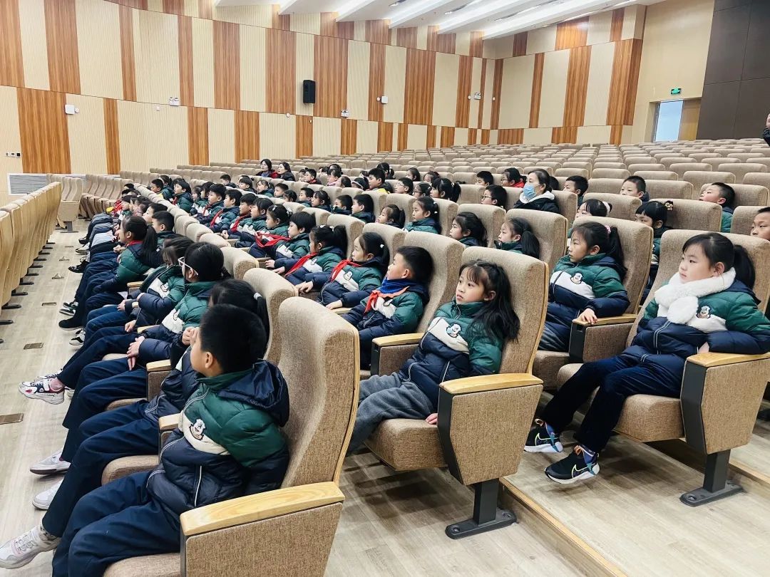 南京大学记者去采访,记者走进学校采访新闻