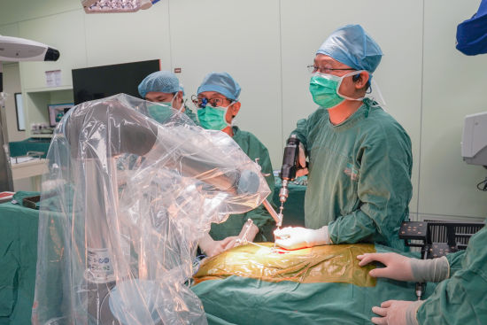 5g机器人骨科手术,人工智能医疗手术机器人