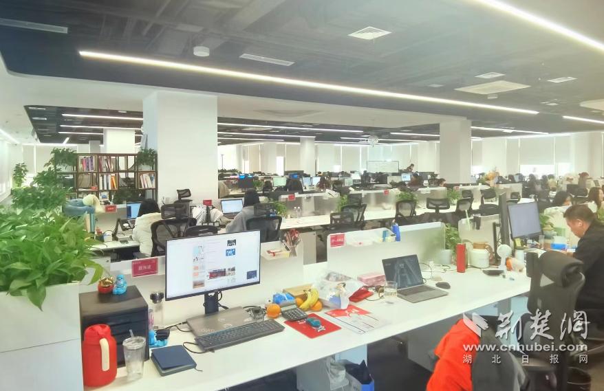 加快打造新兴产业集聚地,加快创新创业产业园区建设