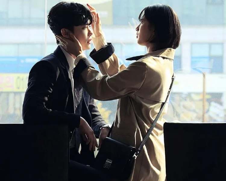 韩剧女主都背的大容量的包,韩剧里女主背的通勤包