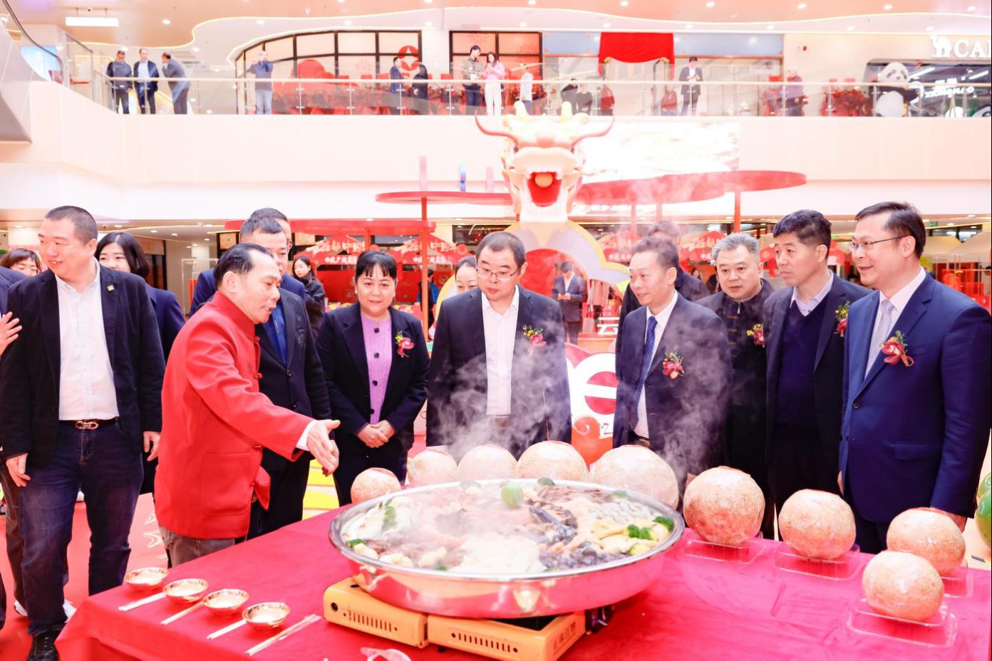 白云山南门美食广场开了吗,白云山景区美食广场