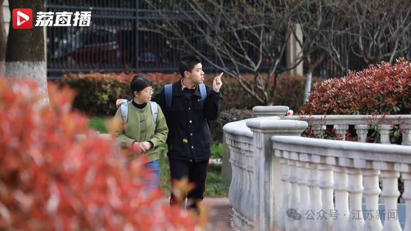 妈妈将自闭症儿子培养成律师,妈妈陪读聋哑孩子考上大学