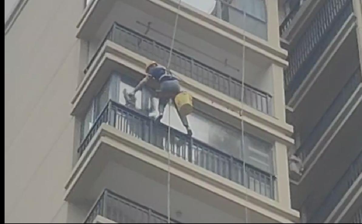 外墙改造后数百户窗玻璃蒙尘事发合肥一高层小区施工方称仍在清理